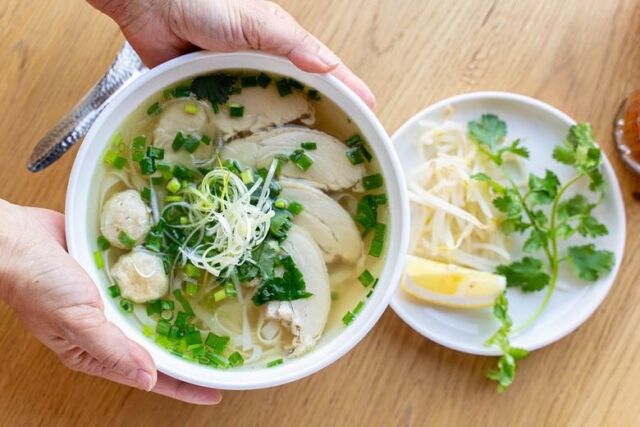 おはようございます☀
週の真ん中水曜日
いかがお過ごしでしょうか🌰
残暑が続いており、それに疲れてしまいますね😵
しっかり食べて睡眠を取って
こういう時こそ身体に優しく過ごしましょう💪

鶏ガラを低温でじっくり16時間以上かけて煮込み、
だしを取った特製のスープが自慢です♪
グルテンフリーの米粉平麺で作ったチキンフォーです☺️
是非お試しください◎

🥖🇻🇳🍜🇻🇳🥖

ランチ・ディナー・デザート ベトナムの知られざるおいしさをお届けします！

\🇻🇳ベトナムデリ珈琲　瀬戸本店/
【VIETNAMDELI COFFEE】
📍 愛知県瀬戸市幡野町297-2
クイーンシティひしのB棟2階
☎︎ 0561-21-8552 
(📞お問い合わせは営業時間内にお願いいたします)

🕐無休:11:00-18:30 (LO17:30)
🍽️ランチタイム:11:00〜15:00
☕️ティータイム:13:00〜18:30（LO17:30)

🪑45席
🅿️共同45台

#瀬戸ベトナム料理
#豊田ベトナム料理
#瀬戸グルメ
#春日井カフェ
#日進グルメ
#春日井カフェ
#長久手ランチ
#豊田市ランチ
#瀬戸市カフェ
#長久手テイクアウト
#豊田グルメ
#春日井グルメ
#瀬戸市ランチ
#日進市ランチ
#長久手カフェ
#豊田カフェ
#愛知県カフェ巡り
#長久手ベトナム料理
#瀬戸テイクアウト
#春日井テイクアウト
#長久手グルメ
#日進市ベトナム料理
#瀬戸市デザート
#春日井市ランチ
#瀬戸市カフェ巡り
#エスニック料理
#ベトナム料理
#ベトナムデリ珈琲
#ベトナムデリ珈琲瀬戸本店
#vietnamdelicoffee 
#vietnamisefood