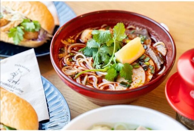 おはようございます☀️
たまにはのんびり過ごす朝もいいですね☕️
ご褒美をもらった気分になります♩
今日も皆様がハッピーに過ごせますように！

ベトナムの米粉麺といえば日本では
フォーがポピュラーですが、
ベトナム現地ではブンというそうめんのような形状の
米粉麺がよく食べられています☺️
ベトナムデリ珈琲ではブンボーというピリ辛の牛だしスープのブンを提供しています。
フォーだけではないベトナムの米粉麺を
是非味わってみて下さい。

ベトナムデリ珈琲 瀬戸本店
Vietnamdeli Coffee/愛知県カフェ 瀬戸ランチ
📍愛知県瀬戸市幡野町297-2クイーンシティひしのB棟1階

営業時間 11:00〜18:30(LO17:30)
ランチタイム  11:00〜13:00
カフェタイム  13:00〜18:30(LO17:30)
☎0561-21-8552
席45 🅿️共同45

#瀬戸ベトナム料理
#尾張旭ベトナム料理
#瀬戸ランチ
#尾張旭ランチ
#長久手ランチ
#瀬戸カフェ
#尾張旭カフェ
#長久手カフェ
#瀬戸グルメ
#尾張旭グルメ
#長久手グルメ
#瀬戸テイクアウト
#ベトナム
#ベトナム料理
#ベトナム珈琲
#ベトナムティー
#ベトナムデリ珈琲瀬戸本店
#vietnamdelicoffee
