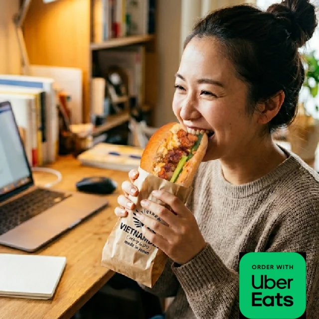 今日のランチ、迷ったら「手軽に本格」バインミー！🥖✨

サクッとしたフランスパンに、自家製パテとシャキシャキのなます、香草をぎゅっと凝縮。

ウーバーイーツなら、オフィスへもご家庭へも、出来立ての味をすぐにお届けします！🛵

片手で食べられるから、デスクワーク中や忙しい合間のパワーチャージにも最適です。
ひと口食べれば、そこはもうベトナムの街角。🇻🇳

#バインミー #ベトナムサンドイッチ #ヘルシーランチ #アジアンランチ #ウーバーイーツランチ